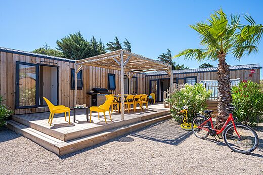 Mobil-home con terraza, mobiliario exterior y barbacoa en el camping CAPFUN La Nautique en Narbonne (11).