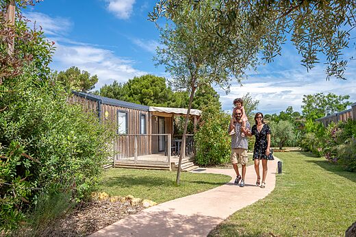 Mobil-home moderno con terraza cubierta en el camping CAPFUN La Nautique en Narbonne (11).