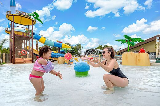 Piscina, toboganes, juegos acu�ticos en camping CAPFUN La Nautique en Narbonne (11).