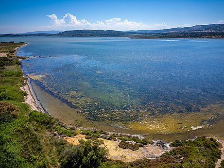 Vista aérea del lago y la naturaleza circundante en el camping CAPFUN La Nautique en Narbonne (11).