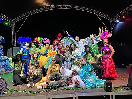 Equipo de animación disfrazado en el escenario del camping CAPFUN La Nautique en Narbonne (11).