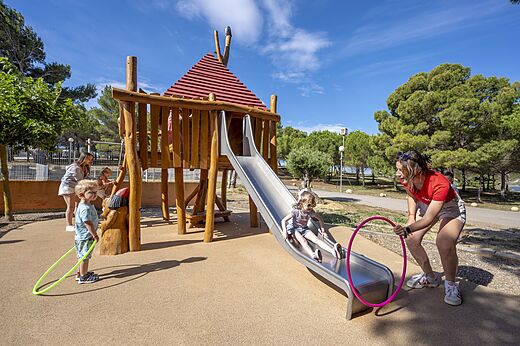 Zona de juegos de madera con tobogán para niños en camping CAPFUN La Nautique Narbonne (11).