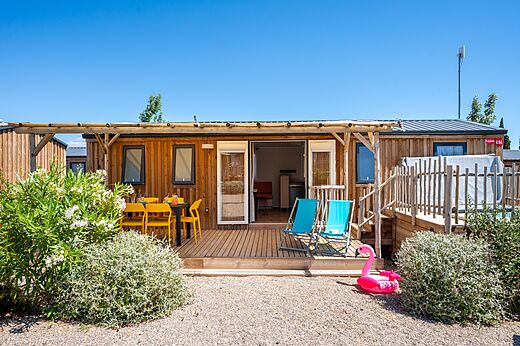 Mobil-home de madera con terraza amueblada en el camping CAPFUN La Nautique en Narbonne (11).