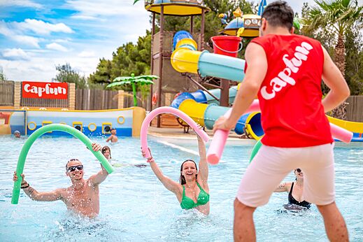 Actividad acuática animada en piscina con toboganes, camping CAPFUN La Nautique Narbonne (11).