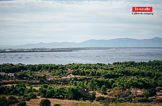 Vista panorámica de Leucate, su estanque y las montañas circundantes.