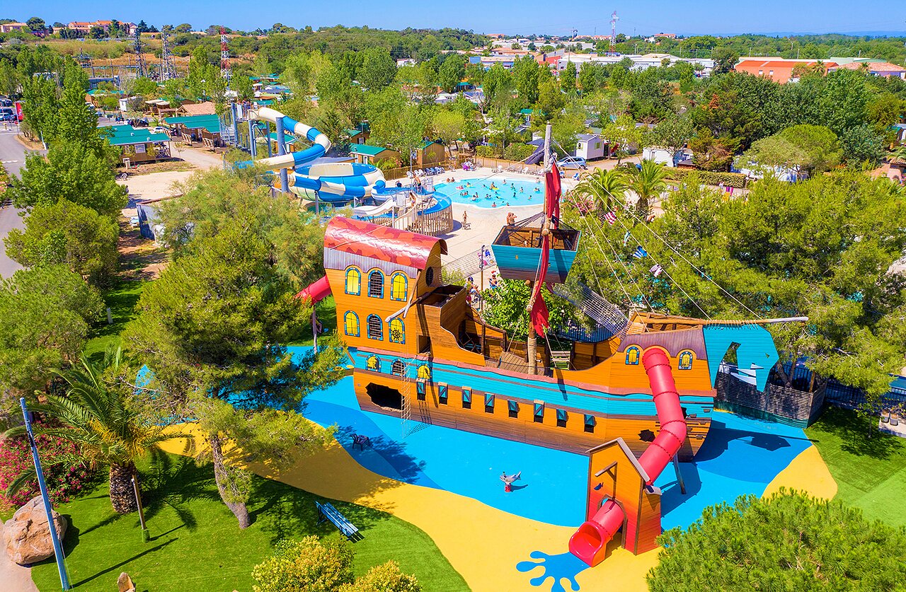 Barco pirata gigante, piscina, toboganes en camping CAPFUN La Nina en Agde (34).