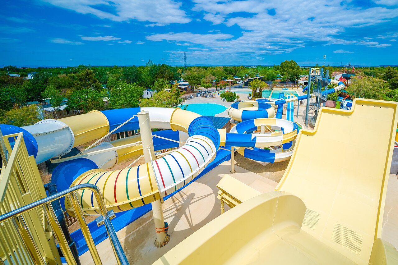 Grandes toboganes acu�ticos coloridos y piscinas en el camping CAPFUN La Nina en Agde (34).