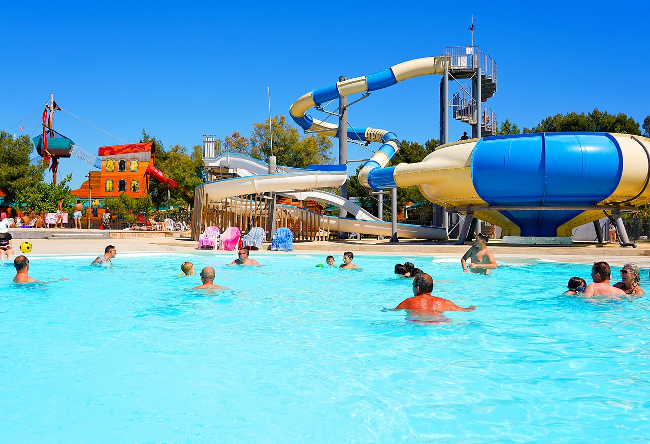 Toboganes acu�ticos y gran piscina exterior en el camping CAPFUN La Nina en Agde (34).
