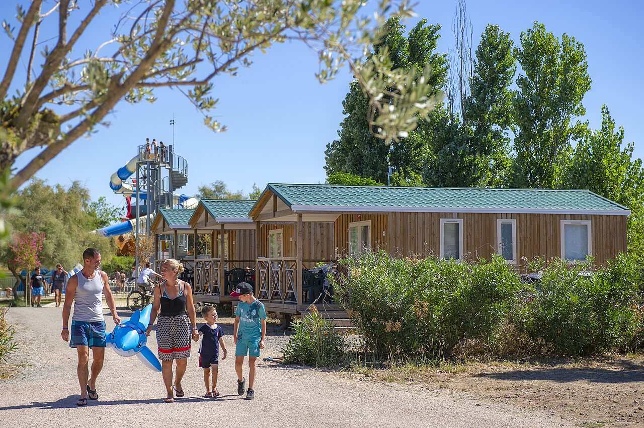 Mobil-homes y tobog�n acu�tico con familia en el camping CAPFUN La Nina en Agde (34).
