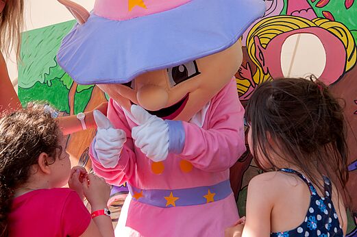 Mascota y ni�os en animaci�n en el camping CAPFUN La Nina en Agde (34).