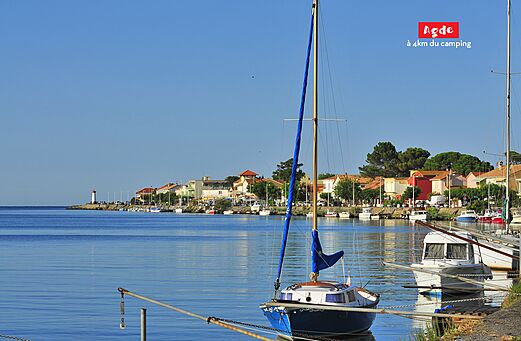 Puerto de Agde con barcos, casas coloridas y faro, lugar tur�stico cerca de Agde (34).