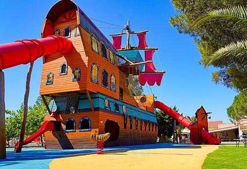 Barco pirata gigante, toboganes infantiles en el camping CAPFUN La Nina en Agde (34).
