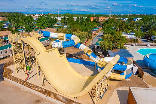 Toboganes acuáticos gigantes y piscina exterior en el camping CAPFUN La Nina en Agde (34).