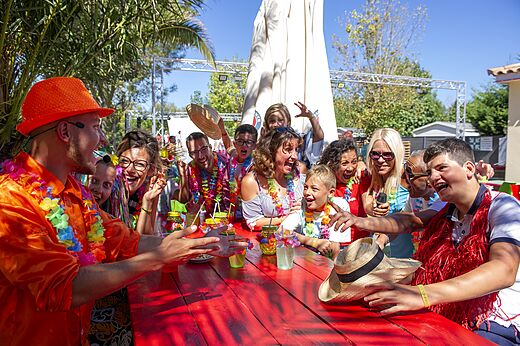 Animaci�n festiva con familias y ni�os riendo en el camping CAPFUN La Nina en Agde (34).