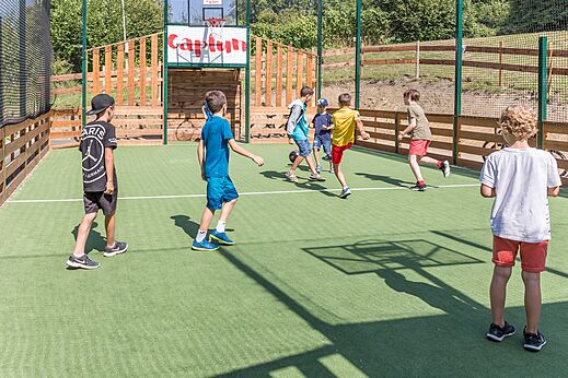 Campo multideportivo exterior para ni�os en el camping CAPFUN La Nina en Agde (34).