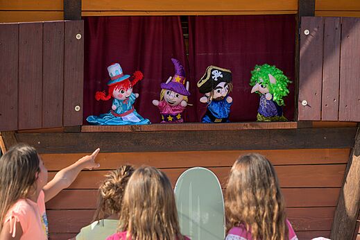 Espect�culo de marionetas para ni�os, animaci�n en el camping CAPFUN La Nina en Agde (34).