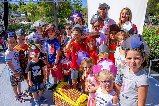 Ni�os disfrazados de piratas con animadores durante una actividad en el camping CAPFUN La Nina en Agde (34).