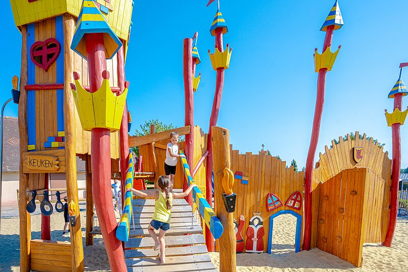 Juego Carabouille - Parque infantil castillo de madera con ni�os en el camping VAGUES OCEANES Odyss�e en Villers sur mer (14)