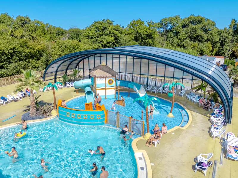 Piscina, toboganes, juegos acu�ticos y techo retr�ctil en el camping VAGUES OCEANES Odyss�e.