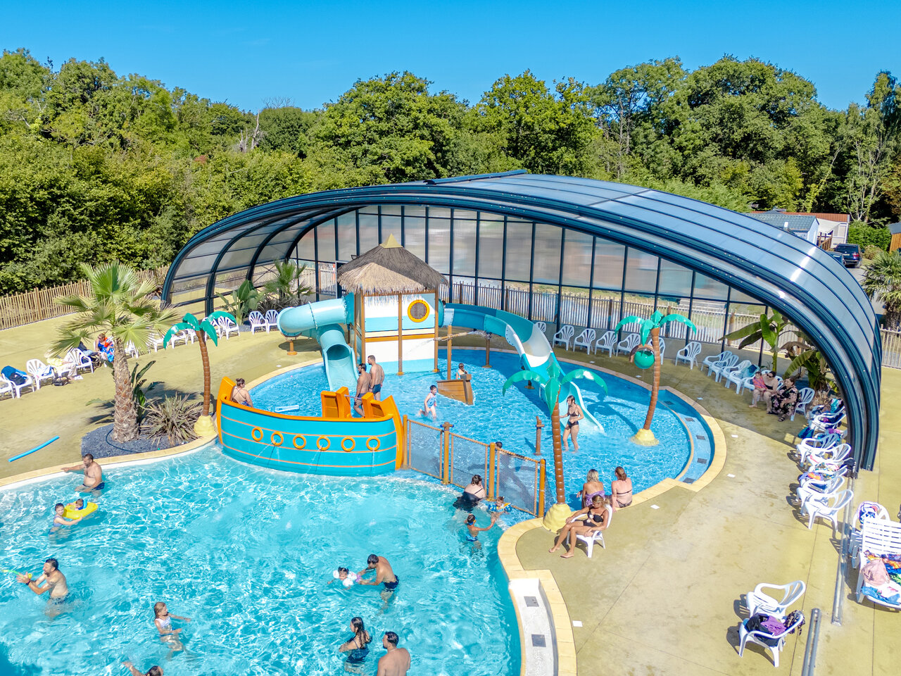 Piscina, toboganes, juegos acu�ticos y techo retr�ctil en el camping VAGUES OCEANES Odyss�e.
