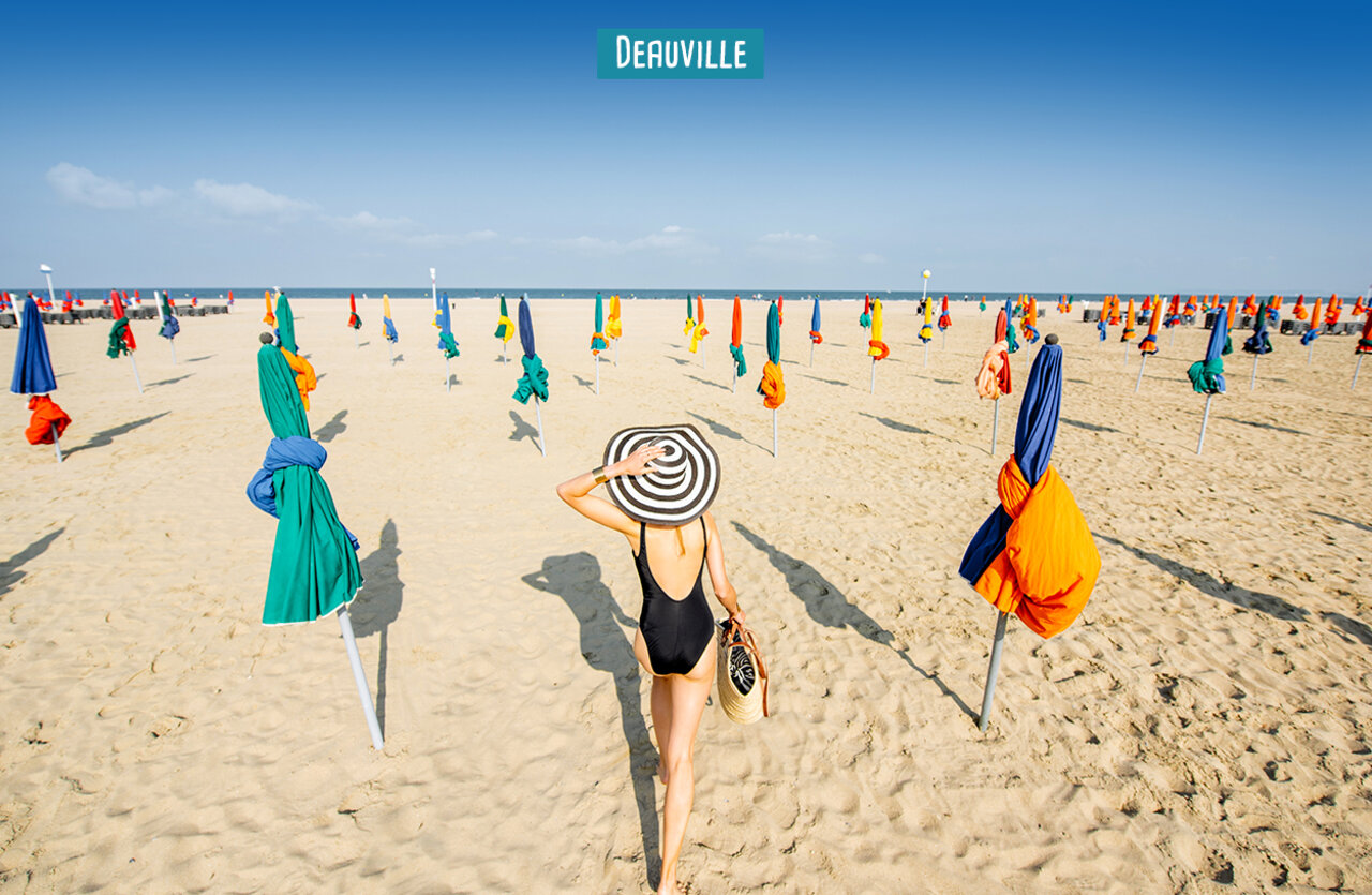 Playa de Deauville con sombrillas coloridas, lugar para visitar en Normand�a.