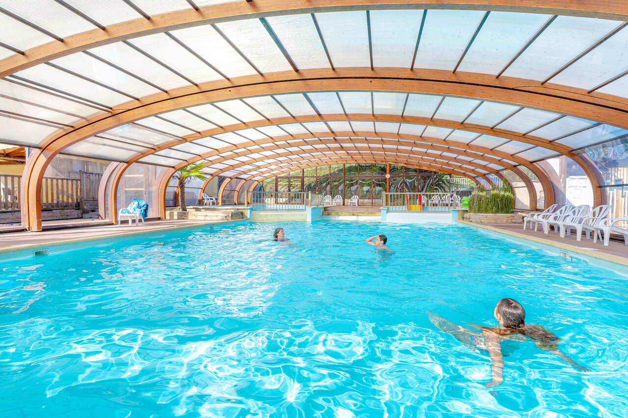Piscina cubierta climatizada, ba�istas, en el camping VAGUES OCEANES Odyss�e en Villers-sur-Mer.