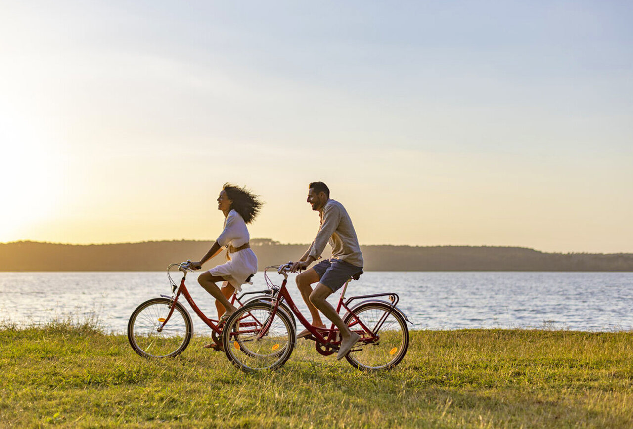 Ciclismo cerca del lago, camping VAGUES OCEANES Odyss�e en Villers sur mer (14).