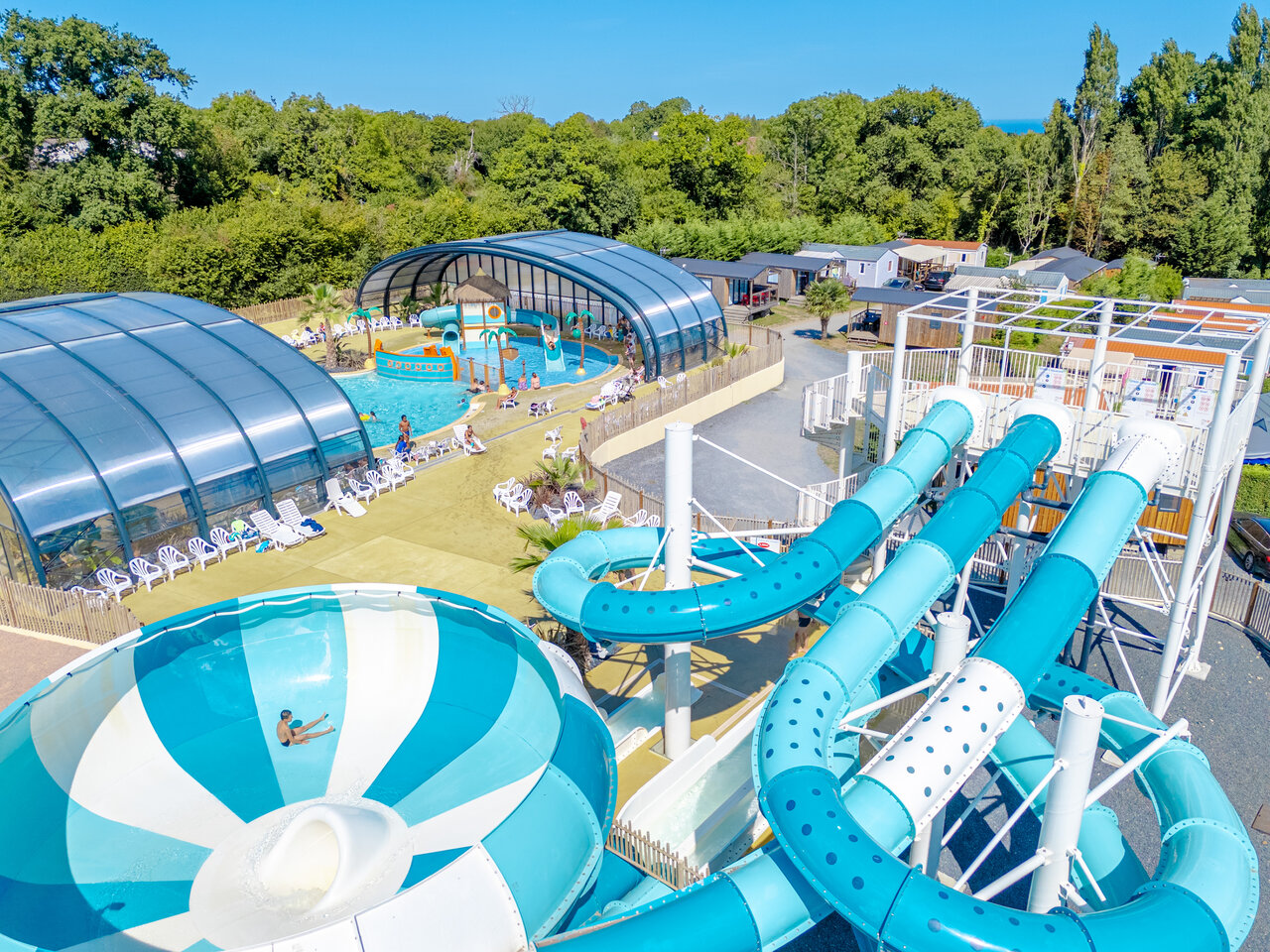 Toboganes acu�ticos, piscina cubierta, chapoteadero en el camping VAGUES OCEANES Odyss�e en Villers sur mer (14).