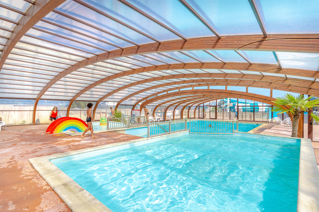 Piscina cubierta climatizada, juegos acu�ticos, tobog�n en el camping VAGUES OCEANES Odyss�e en Villers sur mer (14).