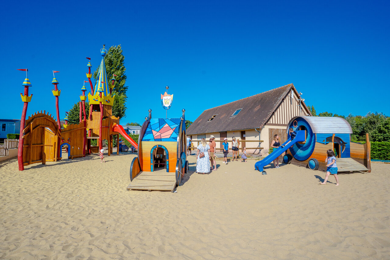 Parque infantil, castillo, toboganes para ni�os en el camping VAGUES OCEANES Odyss�e en Villers sur mer (14).