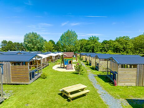Modernos Mobil-homes y zona de juegos en camping VAGUES OCEANES Odyssée Villers sur mer.
