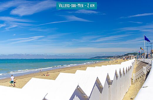 Playa de arena fina y cabinas de playa en Villers-sur-Mer, Normandía.
