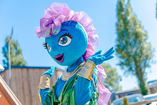 Mascota azul y rosa para animación en el camping VAGUES OCEANES Odyssée.