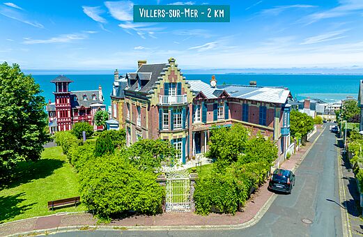 Villas históricas y vista al mar en Villers-sur-Mer, Normandía.