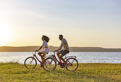 Pareja en bicicleta en el camping VAGUES OCEANES Odyssée en Villers sur mer (14).