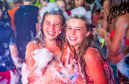 Animación fiesta de la espuma, niñas sonrientes en camping VAGUES OCEANES Odyssée.