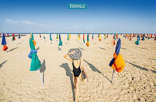 Playa de Deauville con sus famosas sombrillas coloridas en Normandía.