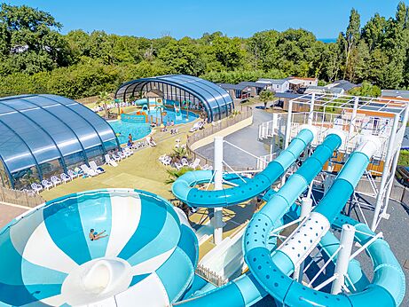 Parque acuático con toboganes y piscinas en el camping VAGUES OCEANES Odyssée en Villers sur mer (14).