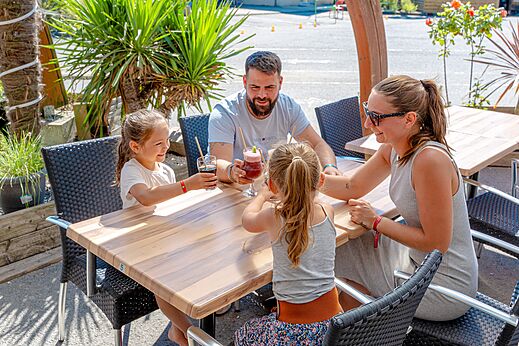 Familia almorzando en el camping VAGUES OCEANES Odyssée en Villers sur mer (14).