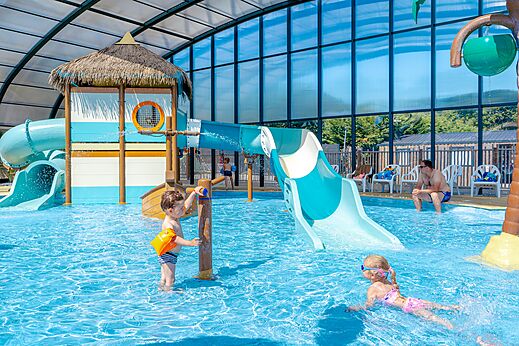 Piscina cubierta, toboganes y juegos acuáticos en el camping VAGUES OCEANES Odyssée.