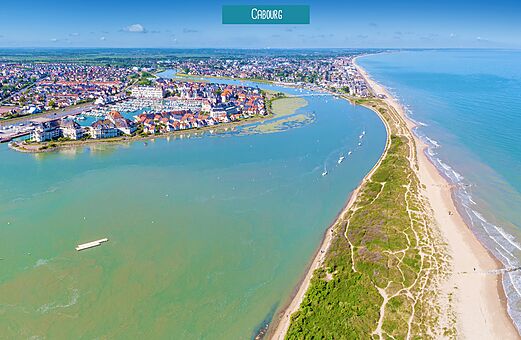 Vista aérea de Cabourg, su playa, puerto y el estuario del Dives.