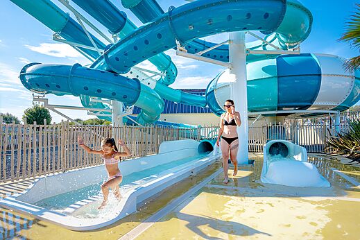 Toboganes acuáticos gigantes y piscina en el camping VAGUES OCEANES Odyssée en Villers sur mer (14).