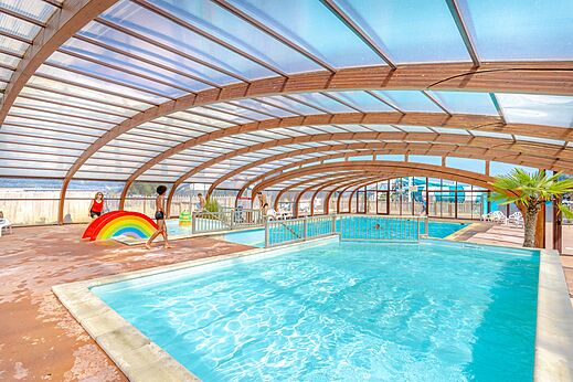 Piscina cubierta con zona lúdica en el camping VAGUES OCEANES Odyssée en Villers sur mer (14).