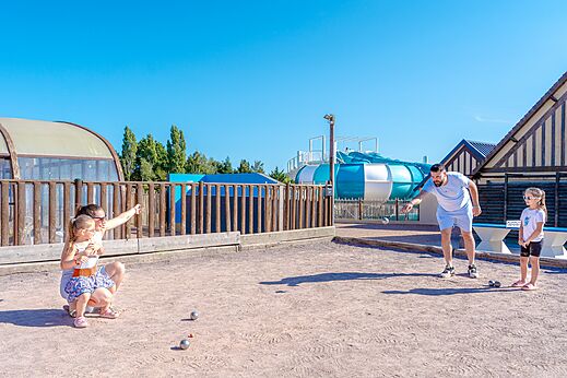 Juego de petanca en familia en el camping VAGUES OCEANES Odyssée en Villers sur mer (14).