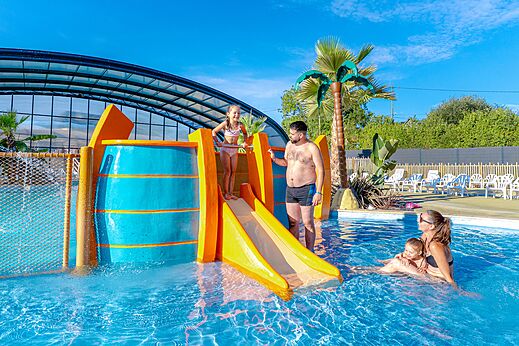 Piscina con juegos acuáticos y tobogán en el camping VAGUES OCEANES Odyssée en Villers sur mer (14).