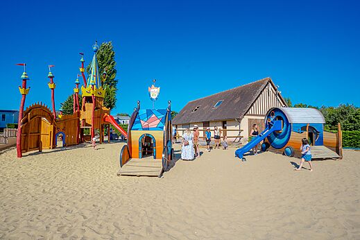 Gran zona de juegos infantiles en el camping VAGUES OCEANES Odyssée en Villers sur mer (14).