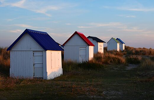 Cabañas de playa coloridas, camping VAGUES OCEANES Odyssée en Villers sur mer.