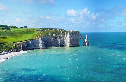 Acantilados de Étretat, arco natural y mar turquesa en Normandía.