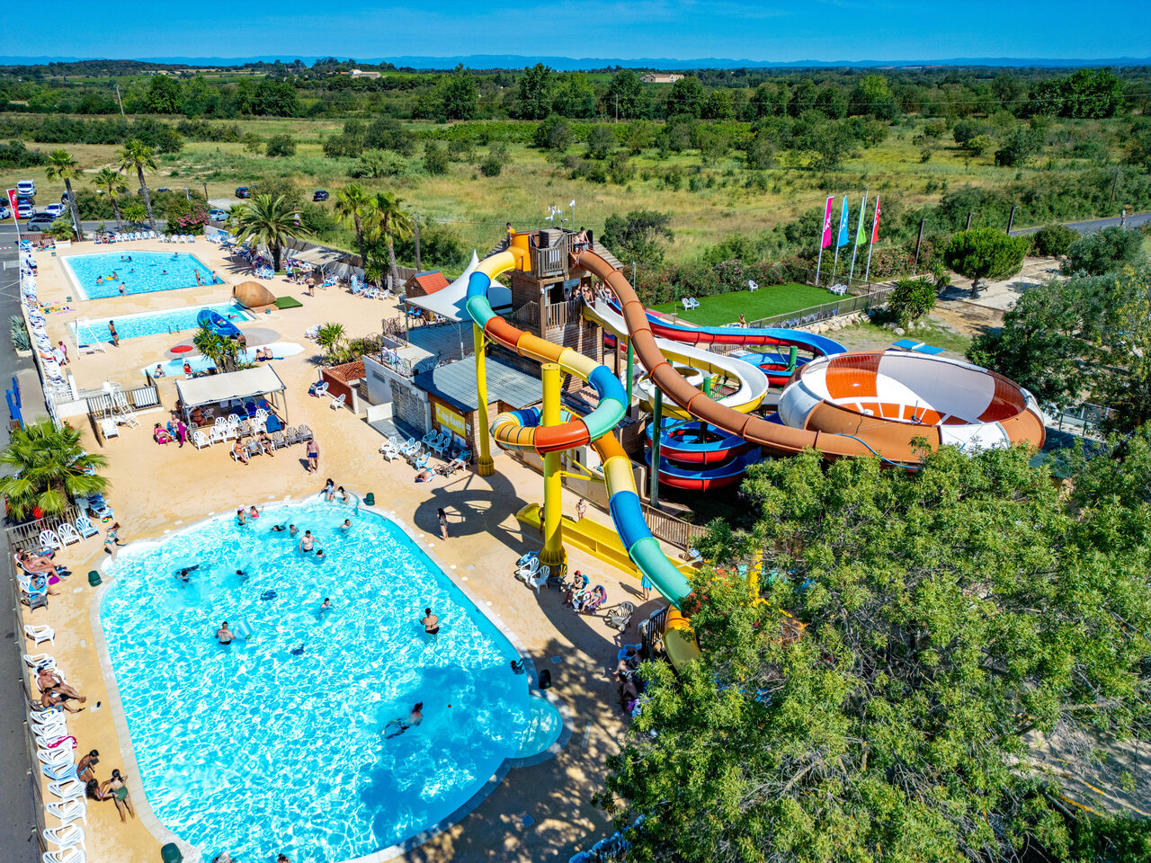 Piscinas exteriores, toboganes acu�ticos gigantes en camping CAPFUN Ondines en Vias Plage (34).