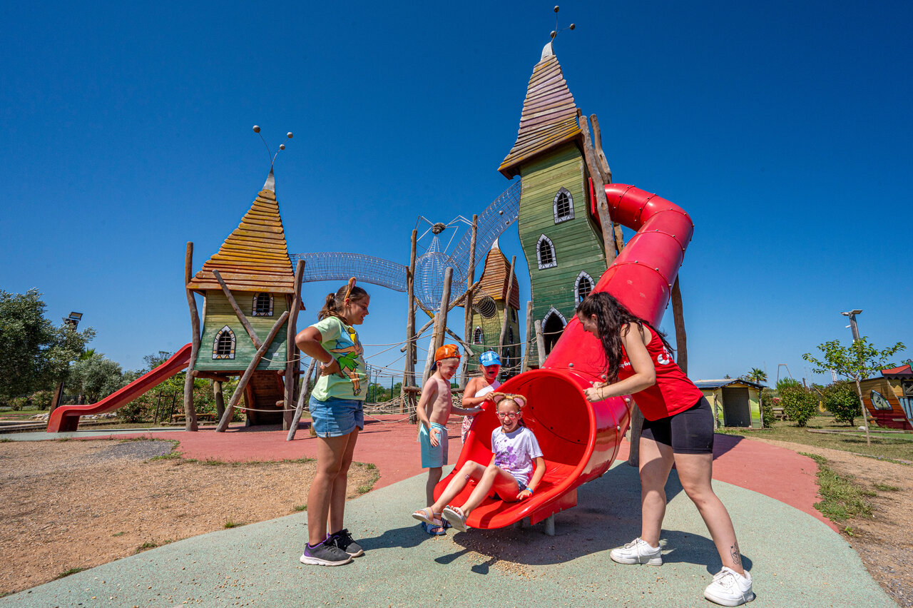 Tobog�n gigante y zona de juegos en camping CAPFUN Ondines Vias Plage (34).